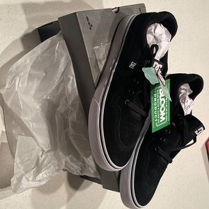 Brand new in box Size mens 11 DC Rowlan shoes